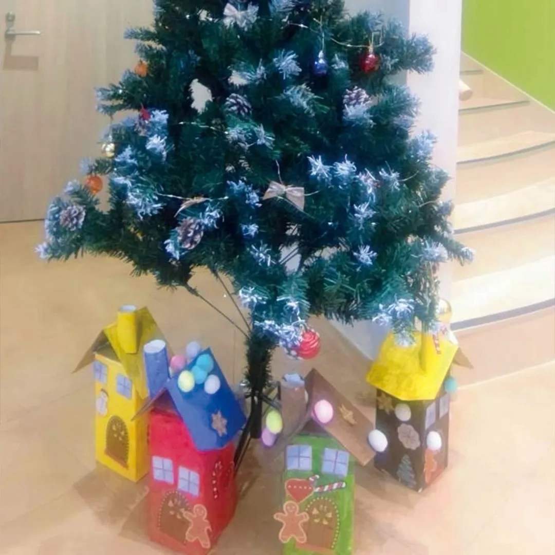 ウィンター・スクール期間中に、ジンジャーブレッドハウス作りを...