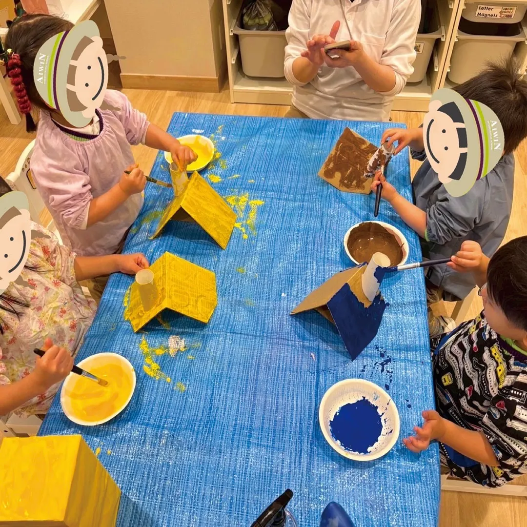 ウィンター・スクール期間中に、ジンジャーブレッドハウス作りを...