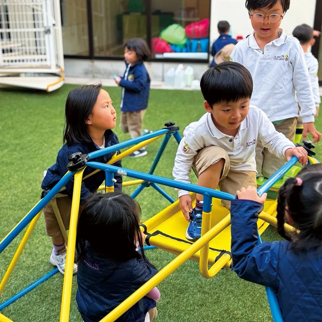 今日も元気いっぱい外遊び。