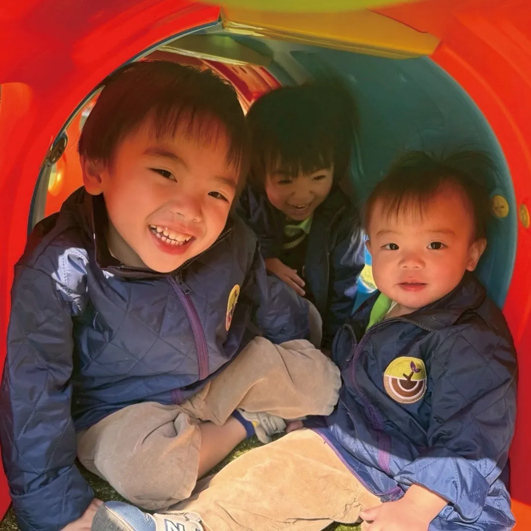 Beautiful weather, happy kids ...