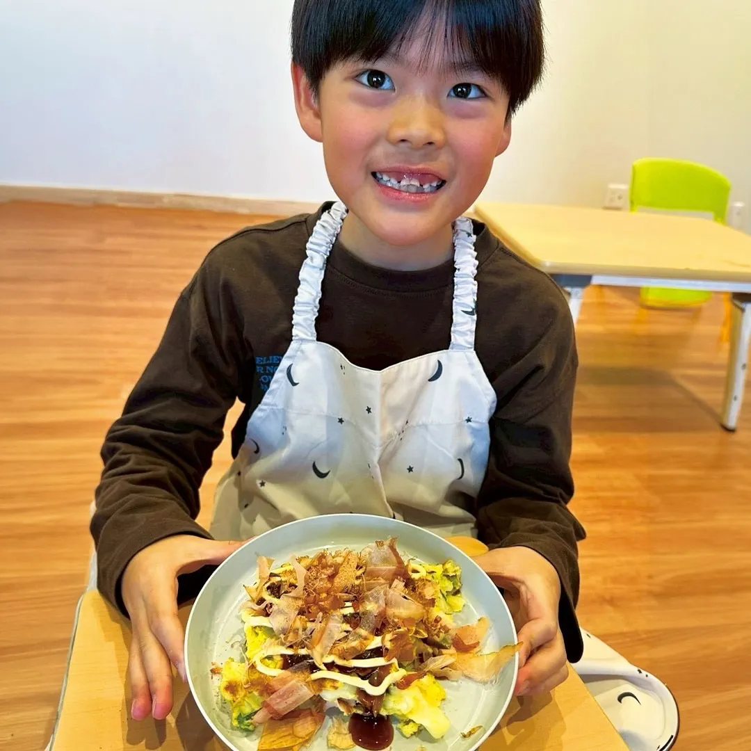 キンディークラスの生徒たちは、卒園式に向けて練習を始めていま...