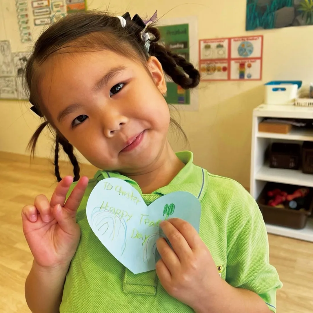 子どもたちは、日々のスクール生活の中で、先生たちと一緒に音楽...