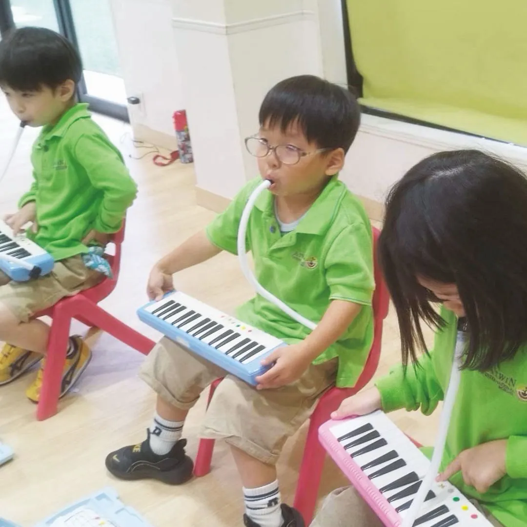 子どもたちは、日々のスクール生活の中で、先生たちと一緒に音楽...