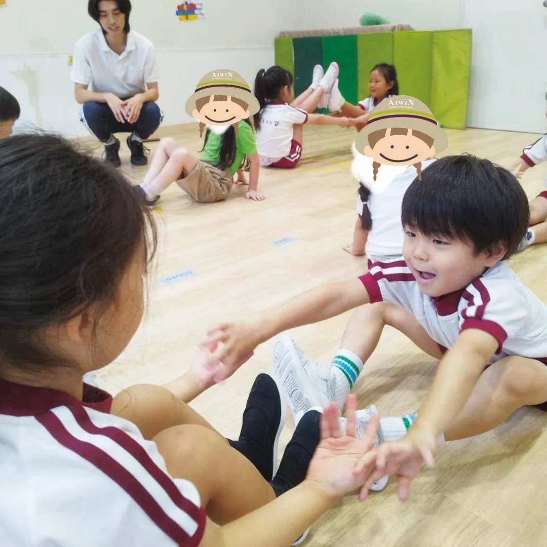 子どもたちは、日々のスクール生活の中で、先生たちと一緒に音楽...