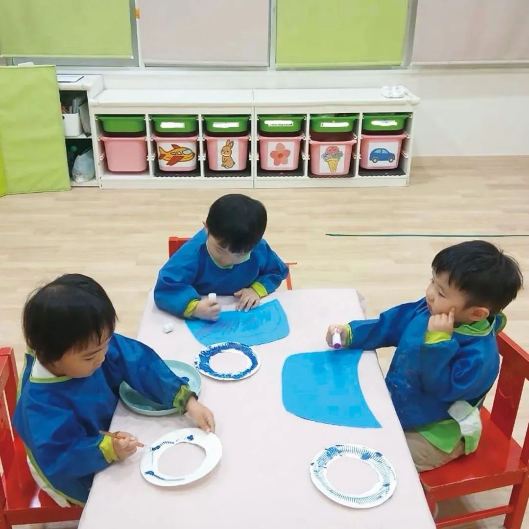 子どもたちは、日々のスクール生活の中で、先生たちと一緒に音楽...