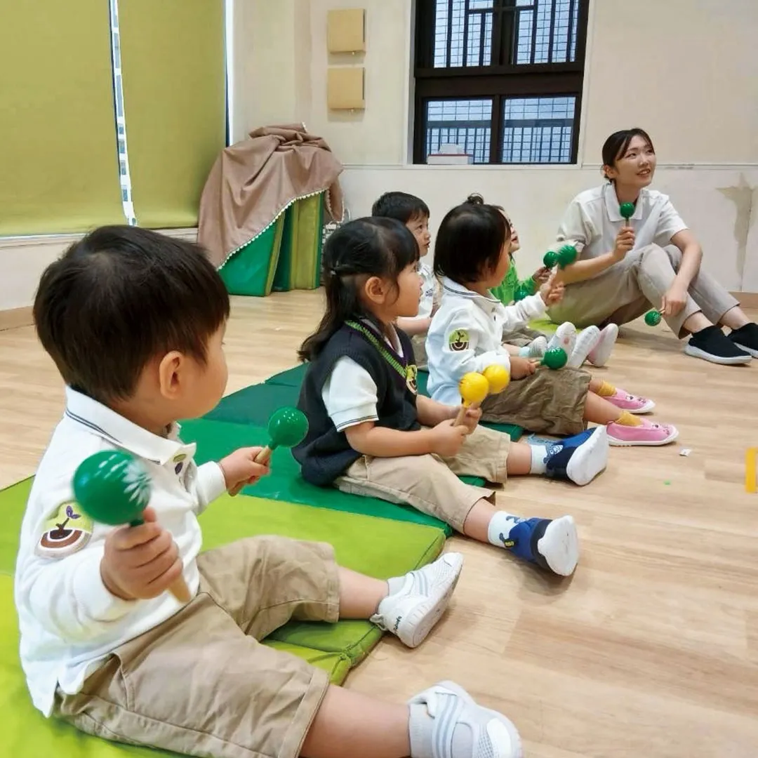 子どもたちは、日々のスクール生活の中で、先生たちと一緒に音楽...